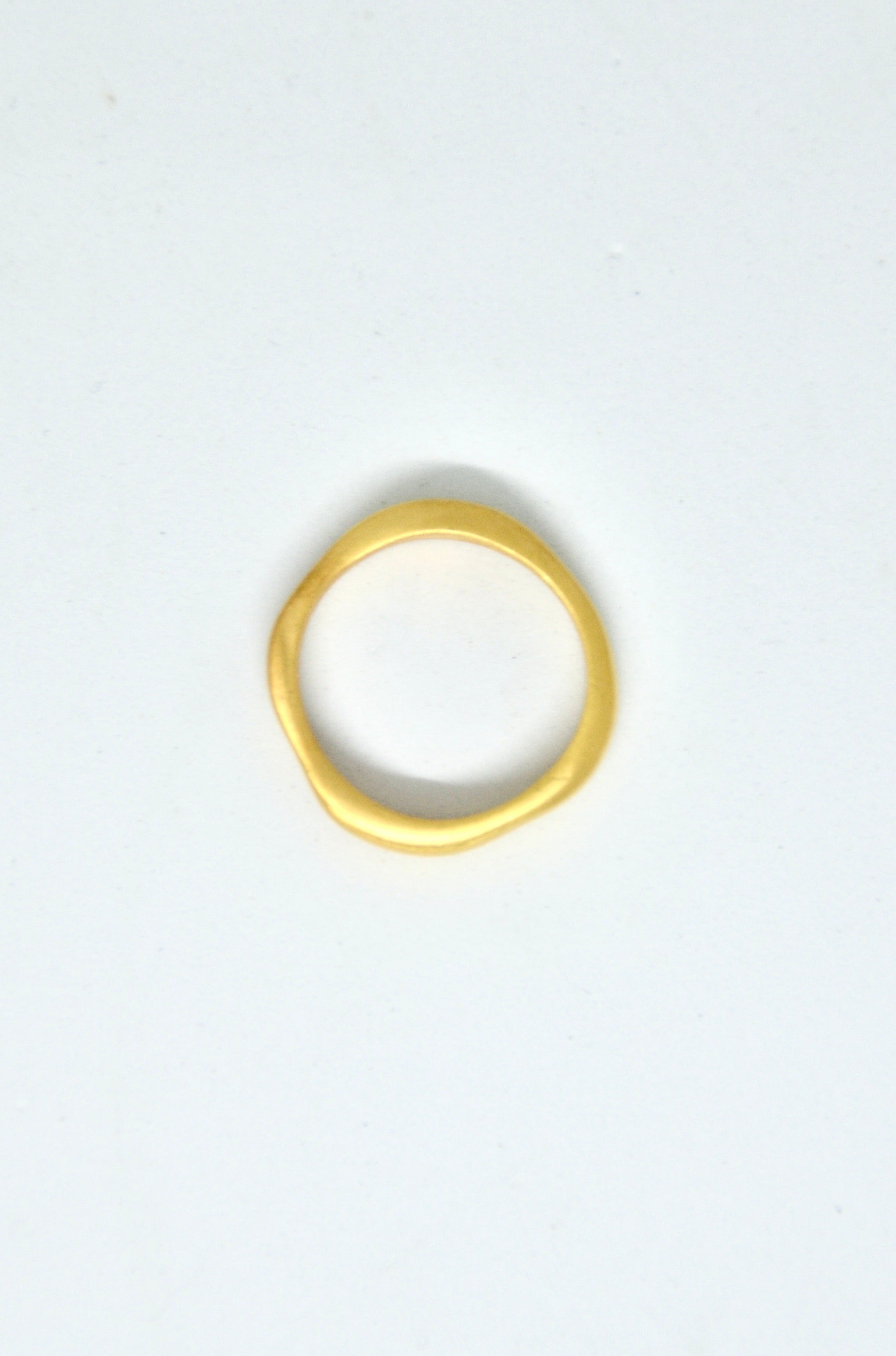 ANILLO IRREGULAR FINO MATE