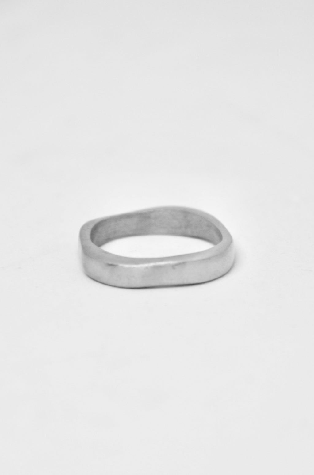 ANILLO IRREGULAR FINO MATE