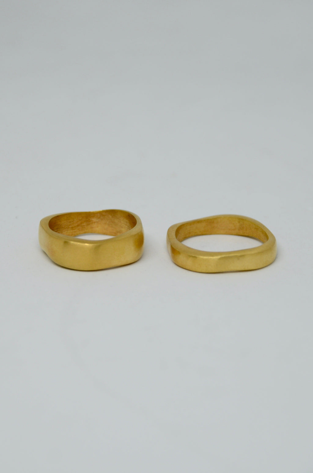ANILLO IRREGULAR FINO MATE